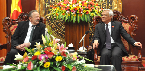 អនុប្រធានរដ្ឋសភាUong Chu Luuទទួលជួបជាមួយក្រុមសមាជិកសភាមិត្តភាព Belarus-វៀតណាម